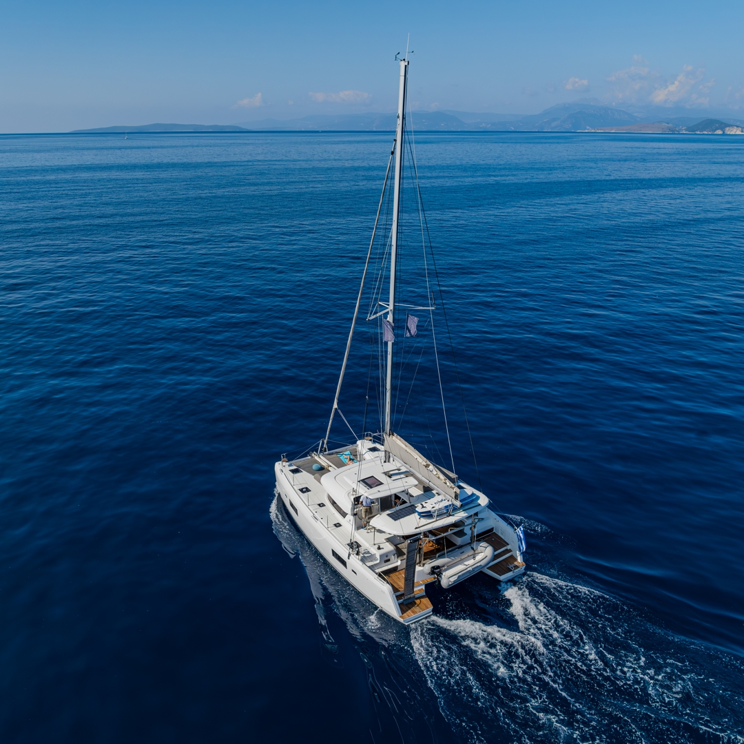 Cruising between the islands on Catamaran JOY.